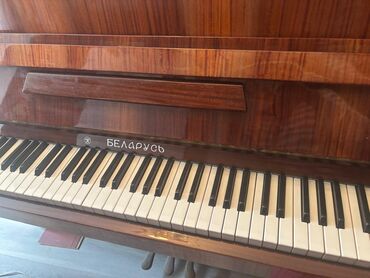 Mikrofonlar: Ev temir olundugu ucun sovet dovrunnen ela veziyyetde olan piano