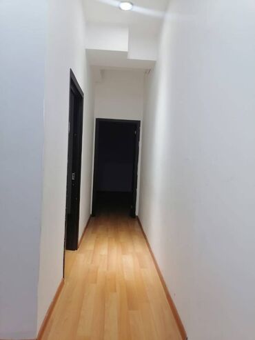 Ofislər: 160kv 1 boöyük zal, 3 otaq, 2 duşavoydan ibarətdir. Af mall-ın 3-cü — 6