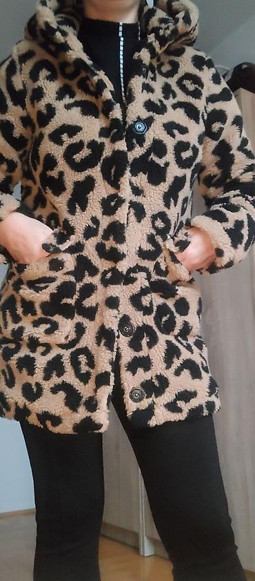 Ženska bunda/kaput od „teddy“ (šuškavog pliša) sa leopard šarom. -