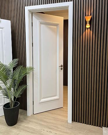 Ağ rəngli interyer qapısı – klassik panelli dizayn - Material: MDF