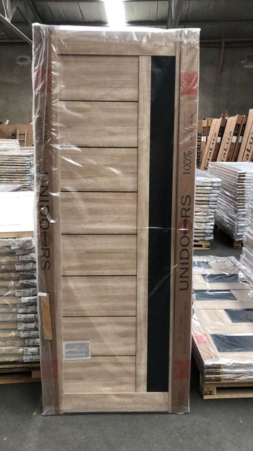 Otaq qapıları: Ağ rəngdə, klassik üslubda qapı. Qapının üzərində zərif oymalar var — 9