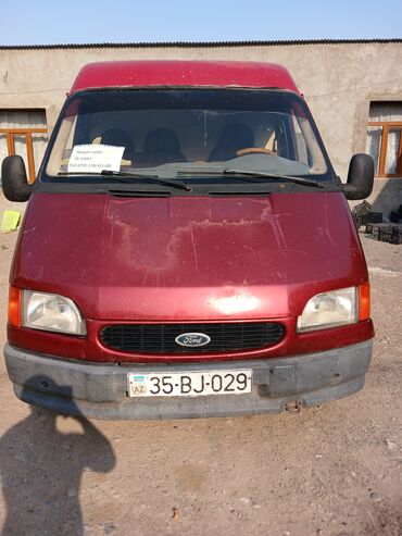 maşın qoşquları: Ford Transit markalı, qırmızı rəngdə nəqliyyat vasitəsi. Bu model