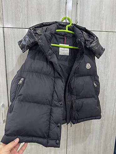Пуховый жилет Moncler, черный - Классический стеганый дизайн с