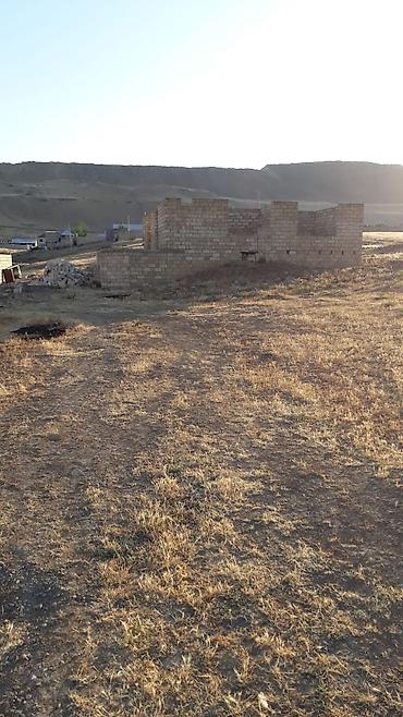 hazir ipotekada olan evler 2024: Qobu qesebesınde yola yaxın torpagın Çıxarısı var 3sot yarim torpaq — 3