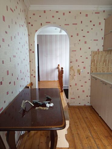 Uzunmüddətli kirayə evlər: Xırdalanda 7 saylı məktəbin yanında tola çox yaxın 2 Mərtəbə 3 otaq — 12