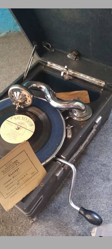 Əntiq vazalar: Portativ qramofon pleyeri vintage səsyazmaların səsləndirilməsi üçün