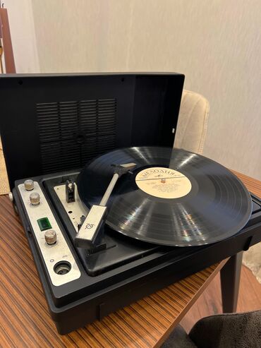 купить электропианино бу: Antik vinil pleyer – interyer üçün gözəl aksesuar! - Qapaqlı portativ