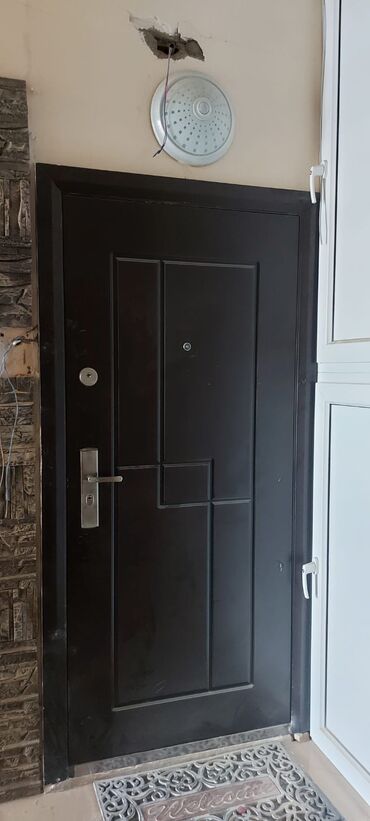 Otaq qapıları: Agir seyf qapisi satilir 220 azn Unvan əhmədli . Sokulu vəziyyətdədi