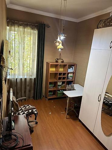 Дома: Продаю пол дома. Барачного типа район Пишпек кирпич 3 комнаты кухня — 5