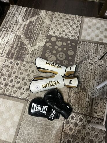 тактические перчатки: Набор экипировки для единоборств: - Боксерские перчатки Everlast