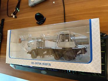 İncəsənət və kolleksiyalar: Kolleksiya üçün KS-3575A (53213) avtokran modeli. Model qutuda təqdim — 2