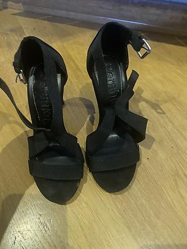 Basanoşka və səndəllər: Bershka qadın ayaqqabısı – qara rəngli, zərif yüksək dabanlı sandal — 3