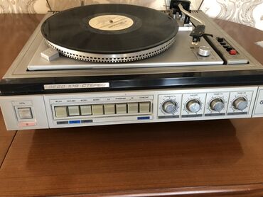 Минидиск-плееры: Bu, qeyd etmə və oxutma xüsusiyyətlərinə malik, gümüşü rəngdə retro