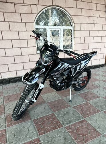 каска на мото: Мотоцикл класса эндуро Zuumav K8. Черно-белая расцветка с контрастными