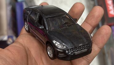 Avtomobil modelləri: Honda Civic sedan – qara rəngdə miqyaslı die-cast model avtomobil — 20