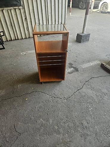 Торговое оборудование: Продаются витрины на колесах высота 0,85м, ширина 0,65м., глубина 50 — 2