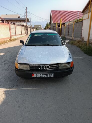 Audi: Автомобиль Audi 80 серебристого цвета. Четырехдверный седан с черными