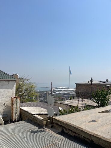 Həyət evləri və villaların satışı: 3 otaq həyət evi. Qaraj və həyəti var. Qaraja 2 maşın yerləşir — 11