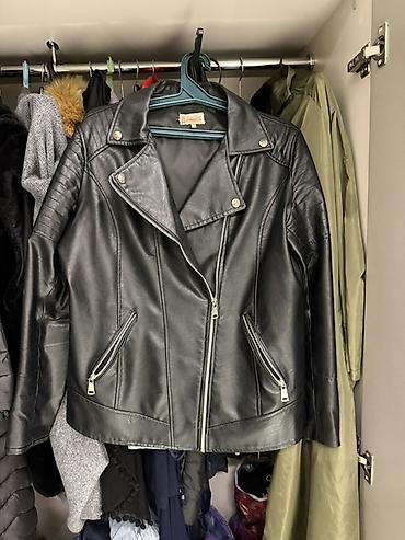 Kurtkalar: Qara rəngdə motosiklet üslublu qadın gödəkçəsi. - Material: süni — 2