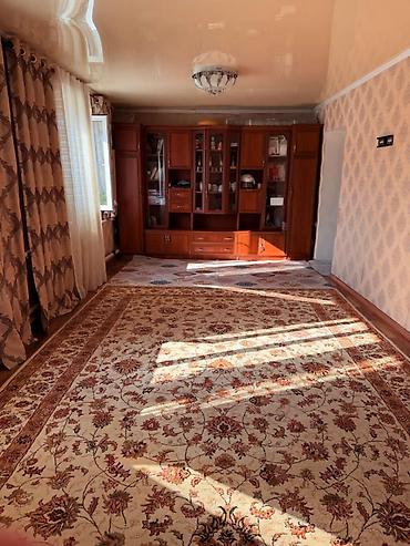 Продажа коттеджей и домов: Продаётся дом с большим двором и хозяйственными постройками. - — 10