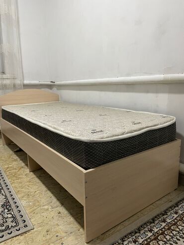 кровать полуторка с матрасом купить недорого: Односпальная кровать светлого оттенка, дополненная ортопедическим