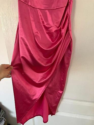 formq ideale: Satenska midi haljina u jarko pink boji. - Kroj: uska silueta sa — 4
