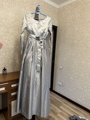 белорусские вечерние платья: Вечернее платье, Длинная модель, Атлас, С рукавами, M (EU 38)