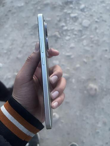 Другие мобильные телефоны: Смартфон с плоскими гранями и экраном с тонкими рамками. На дисплее — 6