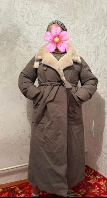 длинное трикотажное платье с капюшоном: Пальто, Зима, Стеганый, Длинная модель, С поясом at lalafo.kg длинное трикотажное платье с капюшоном: Пальто, Зима, Стеганый, Длинная модель, С поясом