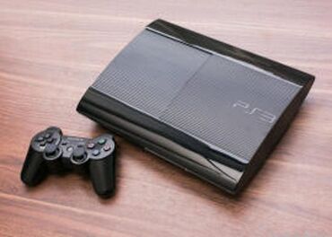 PS3 (Sony PlayStation 3): PlayStation 3 əla vəziyyətdədir üstündə kabelləri və bir ədəd pult