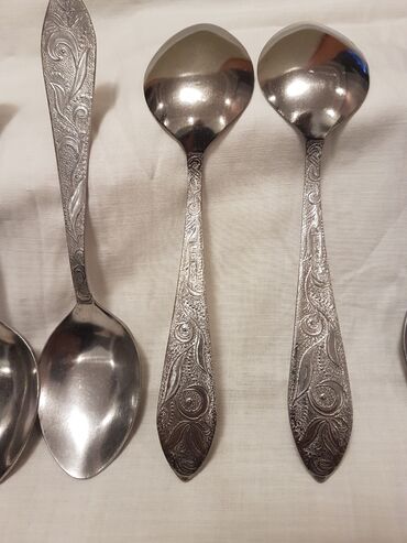 qaşıq desti: Xörək qaşığı. 12 ədəd. - Dizayn: Dəstənin üzərində oyma bitki