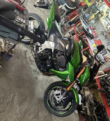 камера для мотоцикла: Мотоцикл Kawasaki ярко-зеленого цвета с черными и серебристыми