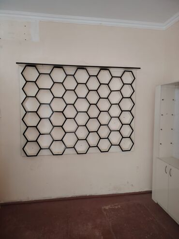 Yüksək keyfiyyətli materiallardan hazırlanmış bu rəf, müxtəlif