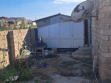 Həyət evi alıram: Bu ev rahat və funksional yaşayış sahəsi təklif edir. Geniş həyəti