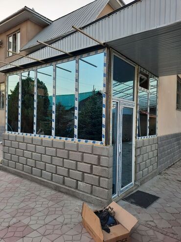 праекта дом 2 этаж: Остеклённая пристройка к дому с кирпичной кладкой в нижней части