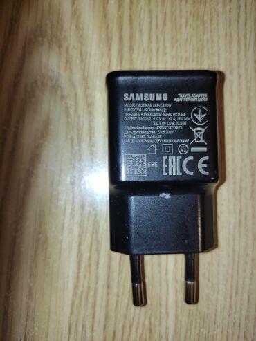 Adapteri i punjači za laptop: Univerzalni USB-C adapter za laptop crne boje sa snagom od 65W — 9