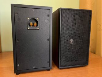 буфер без усилителя: Пара полочных акустических систем с защитными металлическими грилями