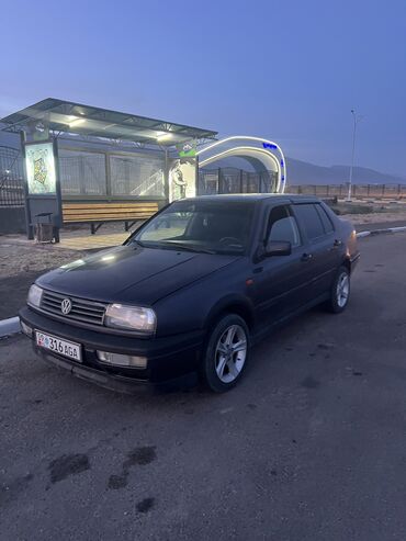 Volkswagen: Volkswagen Vento: 1993 г., 1.8 л, Механика, Бензин, Седан