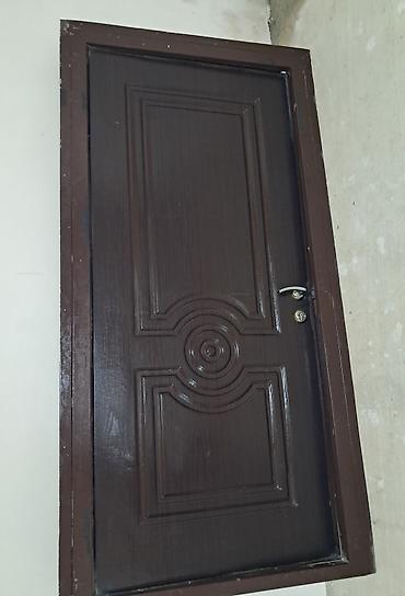 dəmir asılqan: Dəmir giriş qapısı – qəhvəyi rəng, klassik relyef naxışlı panel — 2