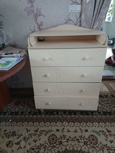 игрушка для кроватки ребенка: Бала үчүн комод, Бөбөктөр үчүн кийим алмаштыруучу үстөлү бар, ЛДСП, түсү - Саргыч боз