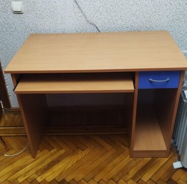 kompyuter stol: Kompüter masası, Dördbucaq masa