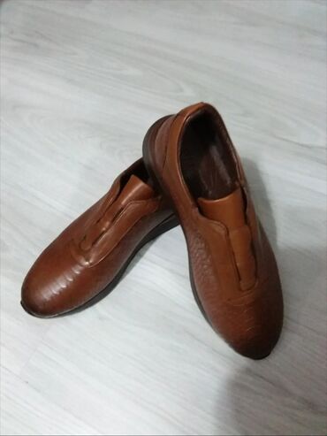 Ayaqqabılar: Məhsul: Kişi ayaqqabıları – 2 cüt, qəhvəyi rəng 1) Klassik slip-on — 7