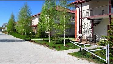 Продажа коттеджей и домов: Просторный таунхаус, расположенный в жилом комплексе с ухоженными — 2