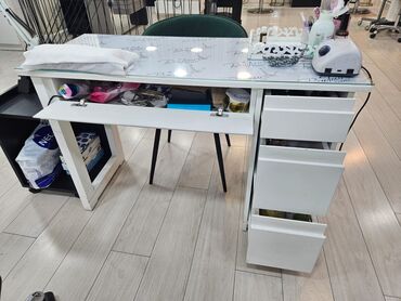 Tibbi çarpayılar: Manikur masasi. 80man. Yaxsi veziyyetdedi.Problemsizdi.8 eded var