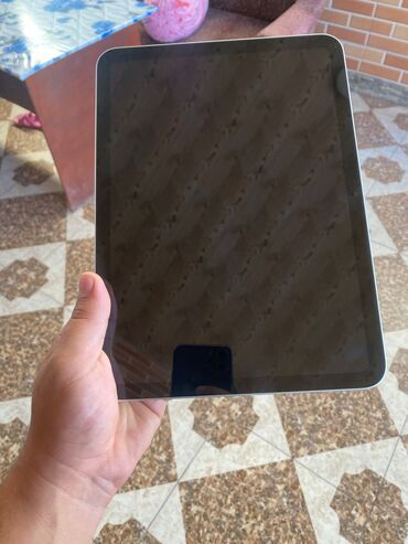 Apple iPad: Gümüşü rəngdə olan bu Apple iPad Air planşetində böyük ekrana, yüksək
