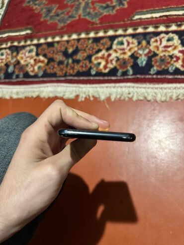 Apple iPhone: IPhone SE 2020, Qara, Qırıq — 6