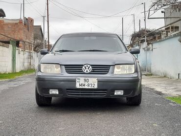 Volkswagen Jetta: 1.8 l | 2002 il Sedan