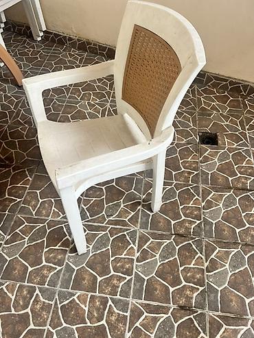 ortopedik kreslolar: Plastik kreslo – ağ rəngdə, arxalığında qəhvəyi toxuma naxışlı panel — 1