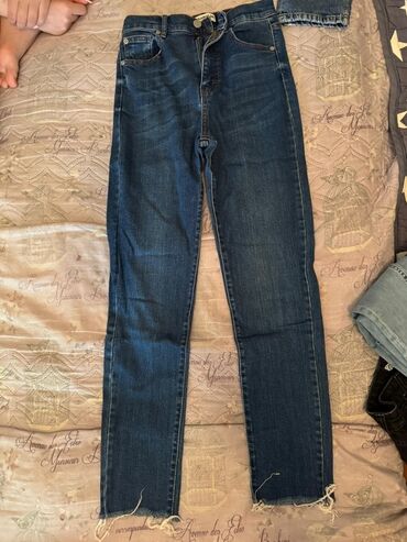 hündür çanaqlı qadın cinsləri: Cinslər, PULL&BEAR, XS (EU 34), rəng - Göy