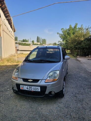 купить машину шевроле: Серебристый хэтчбек Chevrolet Spark, припаркованный на улице